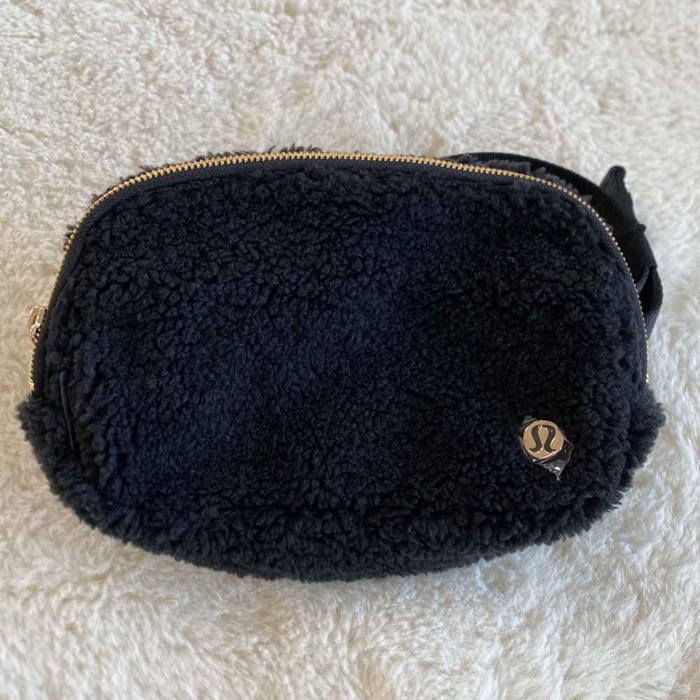 ❤️ Lululemon Fleece Everywhere Belt Bag Black Gold NWT